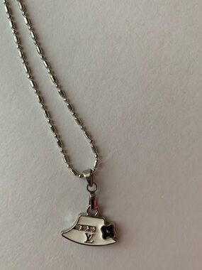 Silver Tone Hat Pendant Necklace